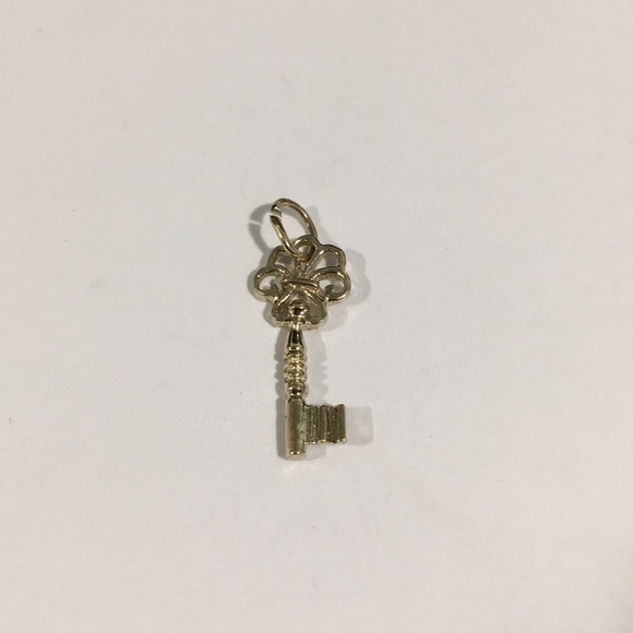 14k Yellow Gold Key 🔑 Charm - Picture 4 of 4